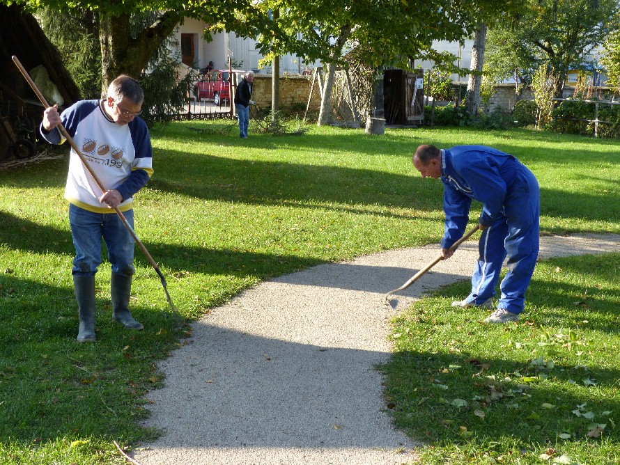 Entretien des allées par binage